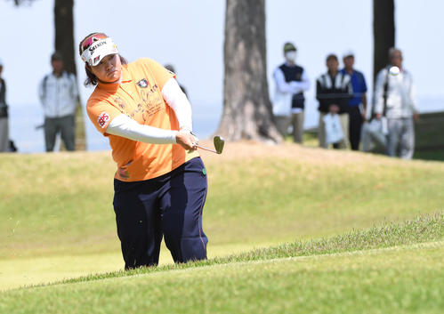 KKT杯バンテリンレディスオープン2日目、4番ロング、ラフからピンを狙う酒井美紀(撮影・今浪浩三)