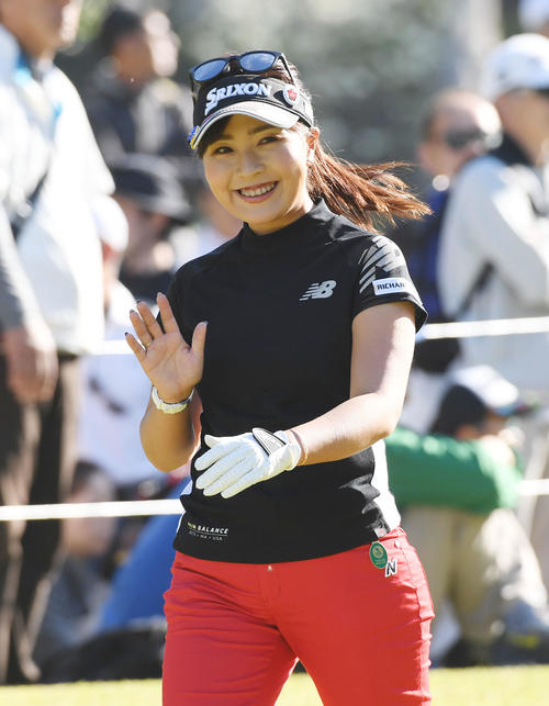 KKT杯バンテリンレディスオープン最終日、カメラマンに手を振ってスタートする青木瀬令奈（撮影・今浪浩三）