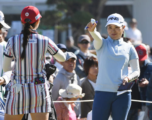 KKT杯バンテリンレディスオープン最終日、菊地絵里香にボールを見せる比嘉真美子（撮影・今浪浩三）