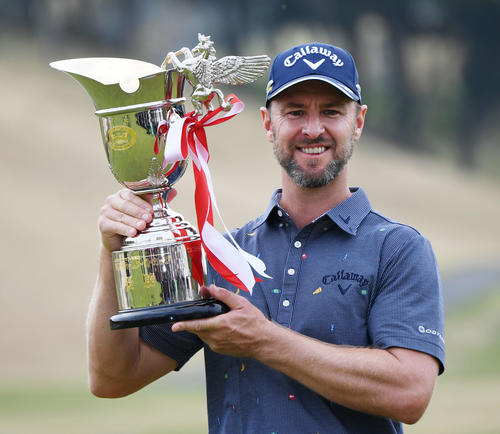 通算15アンダーで優勝、優勝カップを手に笑顔を見せるB・ジョーンズ（撮影・前岡正明）