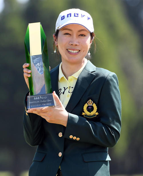 KKT杯バンテリンレディスオープン最終日、通算8アンダーで優勝を飾り、優勝トロフィーを手に笑顔を見せる李知姫（撮影・今浪浩三）