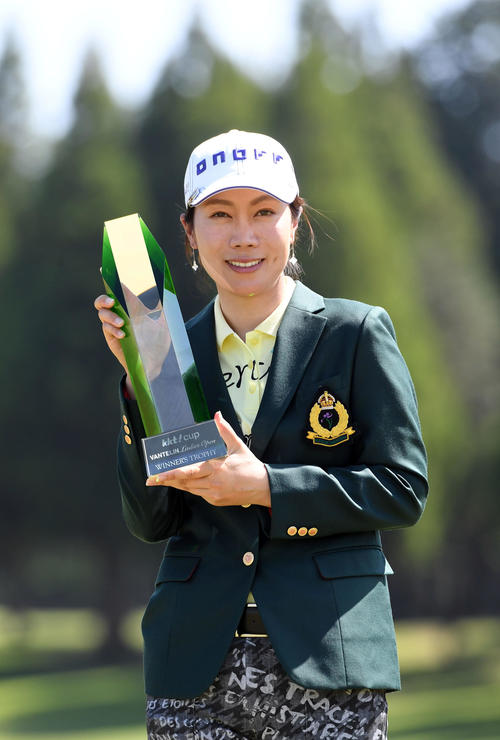 通算8アンダーで優勝を飾り、優勝トロフィーを手に笑顔を見せる李知姫（撮影・今浪浩三