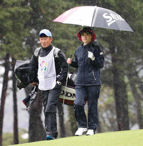3番、出産後初めて大会に出場し夫の佐藤賢和キャディー（左）とラウンドする北田瑠衣（撮影・丹羽敏通）