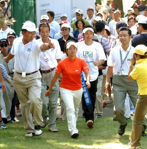 04年（平成16年）9月、日本女子プロゴルフ選手権最終日、大勢のギャラリーに追いかけられながら移動する宮里藍