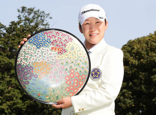 誕生日に逆転で日本ツアー21回目の優勝を果たし優勝杯を掲げる申ジエ（撮影・丹羽敏通）