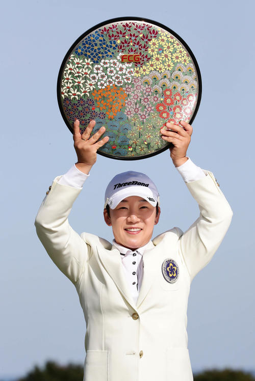 誕生日に逆転で日本ツアー21回目の優勝を果たし優勝杯を掲げる申ジエ（撮影・丹羽敏通）