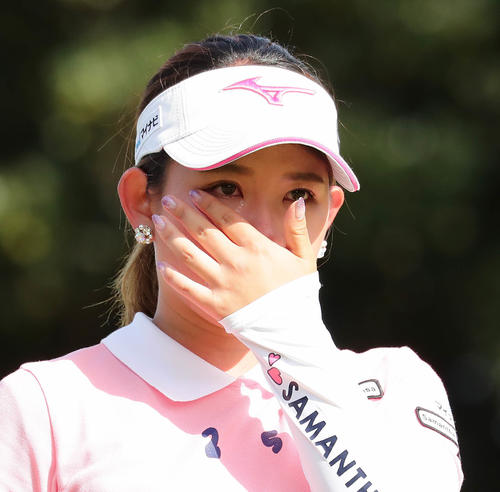 2週連続で優勝を逃して表彰式で涙する吉本ひかる（撮影・丹羽敏通）