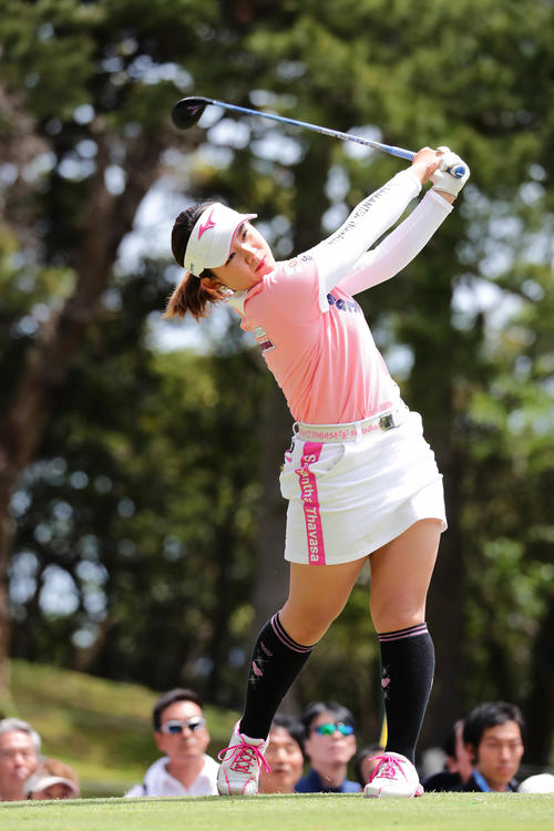 4番、ティーショットを放つ吉本ひかる（撮影・丹羽敏通）