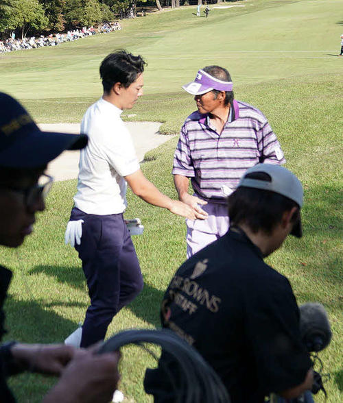 第60回中日クラウンズ1日目　ホールアウトし握手を交わす石川遼と尾崎将司（撮影・森本幸一）