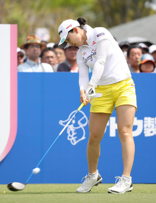 1番、力強いティーショットを放つ小祝（撮影・林敏行）