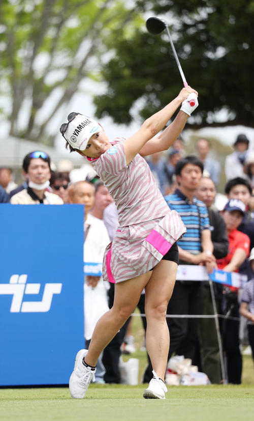 1番、ティーショットを放つ有村（撮影・林敏行）