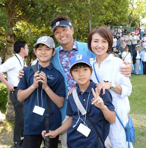 優勝し長男・翔太郎君（左）、次男・悠生君（手前）、妻朋美さん（右）と記念撮影をする宮本（撮影・森本幸一）