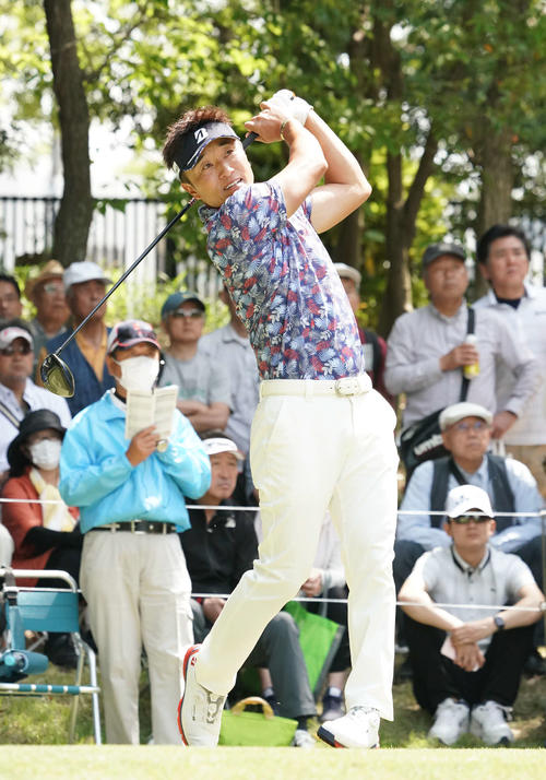 2番、ティーショットを放った宮本（撮影・森本幸一）