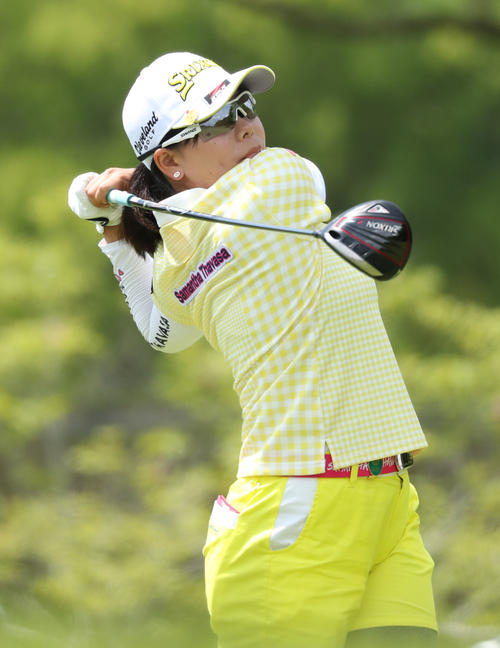 2番、ティーショットを放つ勝（撮影・林敏行）