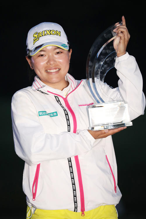 優勝トロフィーを手に笑顔の勝（撮影・林敏行）