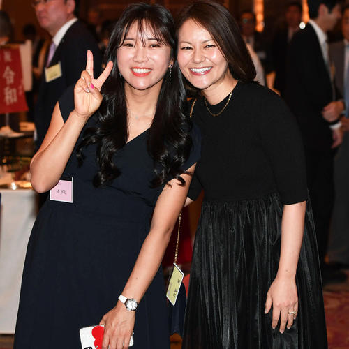 ワールドレディスチャンピオンシップサロンパスカップの前夜祭で笑顔の宮里さん(右)とイ・ボミ(撮影・山崎安昭)