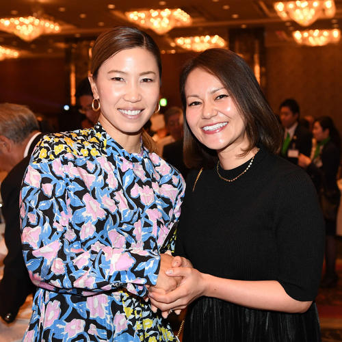 ワールドレディスチャンピオンシップサロンパスカップの前夜祭で笑顔の宮里さん(右)と上田(撮影・山崎安昭)