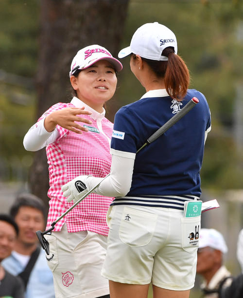 9番、ホールアウトした勝みなみ（左）は新垣比菜と抱き合う（撮影・柴田隆二）