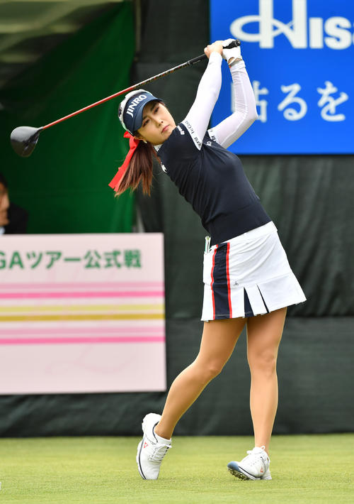 1番、ティーショットを放つキム・ハヌル(撮影・柴田隆二)