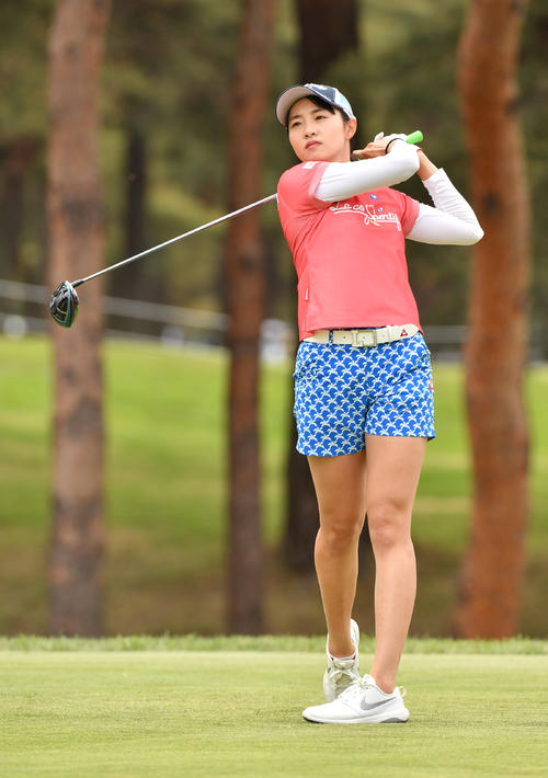 11番、ティーショットを放つ三浦桃香(撮影・柴田隆二)