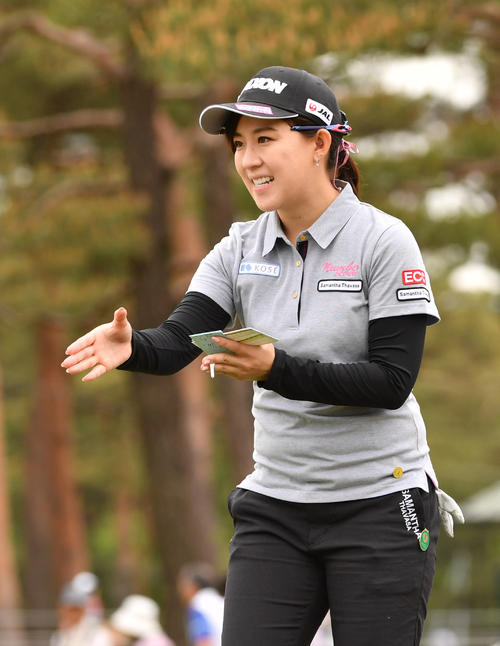 9番、ホールアウトし笑顔を見せる香妻琴乃(撮影・柴田隆二)
