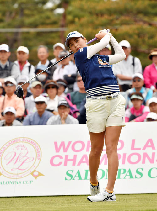 10番、ティーショットを放つ新垣比菜(撮影・柴田隆二)