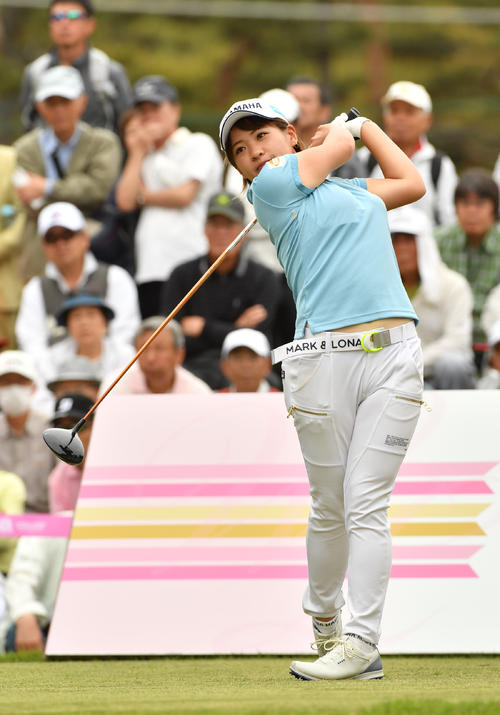 10番、ティーショットを放つ永井花奈(撮影・柴田隆二)