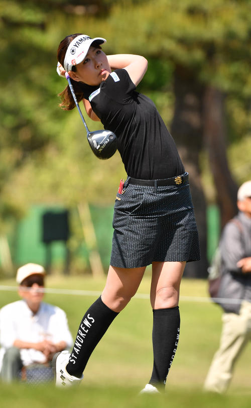 3番、ティーショットを放つ福田真未（撮影・柴田隆二）