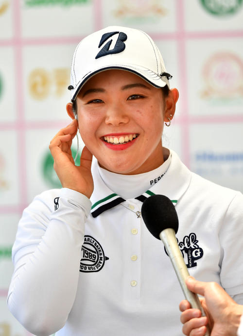 5アンダーで2位につけたアマの吉田優利はテレビのインタビューに笑顔で答える（撮影・柴田隆二）