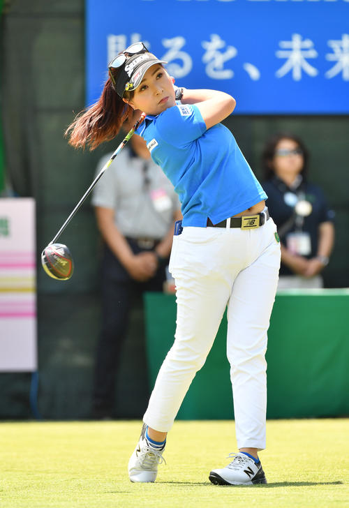 1番、ティーショットを放つ青木瀬令奈（撮影・柴田隆二）
