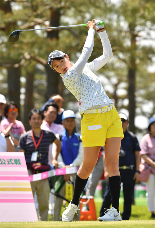 10番、ティーショットを放つ三浦桃香（撮影・柴田隆二）