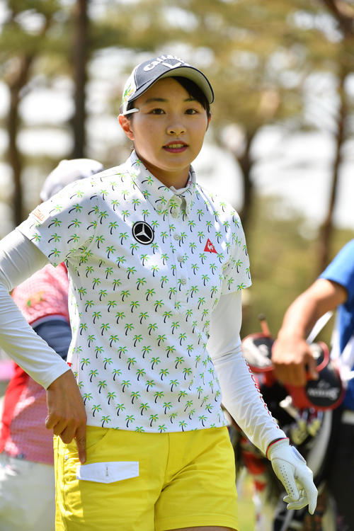 10番、ティーショットを放ち第2打に向かう三浦桃香（撮影・柴田隆二）