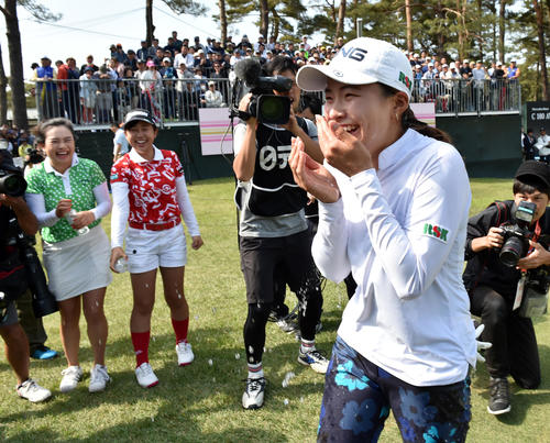 優勝した渋野日向子（右）は河本結(左)と菅沼菜々から水をかけられる（撮影・柴田隆二）