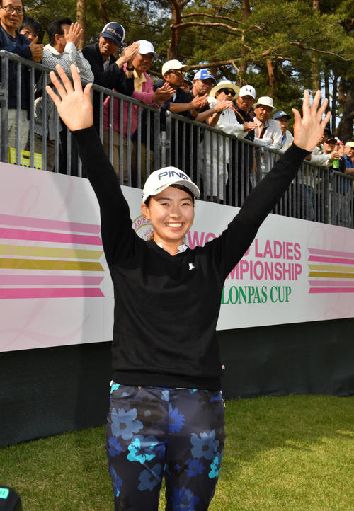 優勝した渋野日向子はバンザイする（撮影・柴田隆二）