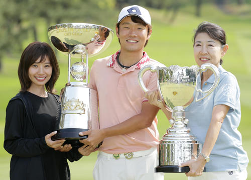 智子夫人（左）、母・伸子さん（右）と一緒に優勝杯を掲げる浅地（撮影・中島郁夫）