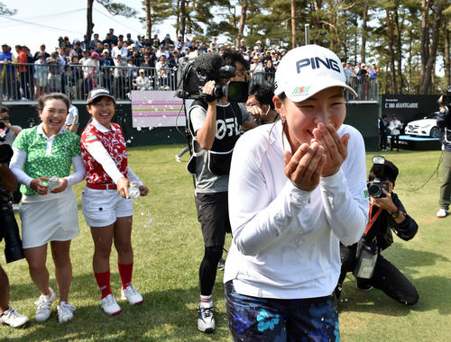 優勝した渋野日向子（右）は河本結(左)と菅沼菜々から水をかけられる（撮影・柴田隆二）