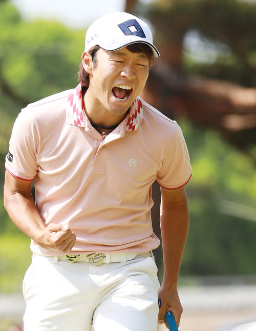 18番、初優勝を決め雄たけびを上げる浅地（撮影・中島郁夫）