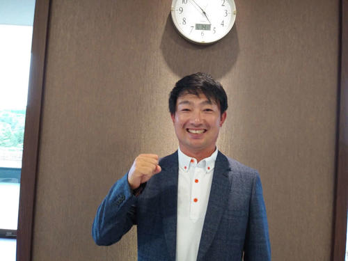 日本ツアー選手権森ビル杯連覇を目指しガッツポーズする市原プロ