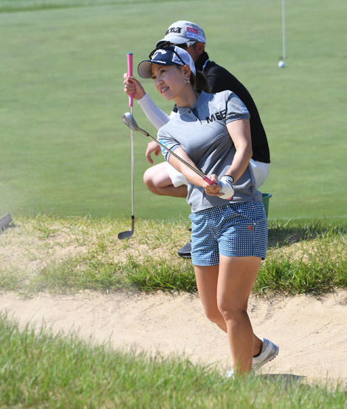 ほけんの窓口レディース　バンカーの練習をする上田桃子（撮影・今浪浩三）