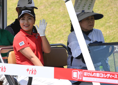 ほけんの窓口レディース　手を振ってスタートする青木瀬令奈（撮影・今浪浩三）