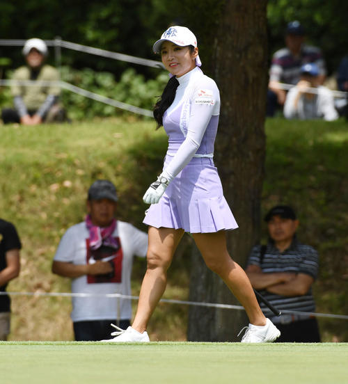 ほけんの窓口レディース初日、3番、グリーンエッジから寄せるイ・ボミ(撮影・今浪浩三)