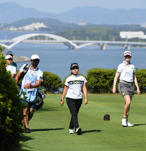 ほけんの窓口レディース初日、博多湾を背に歩く青木瀬令奈(中央、撮影・今浪浩三)