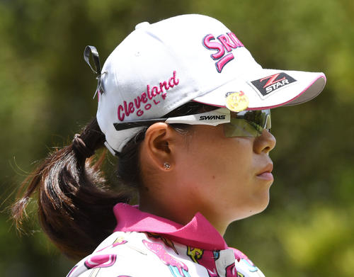 ほけんの窓口レディース初日、16日に死去した鹿児島の大山亜由美さんの冥福を祈り、喪章をつけてラウンドする勝みなみ（撮影・今浪浩三）