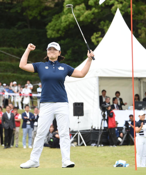 ほけんの窓口レディース最終日　18番でバーディーで優勝を決めたイ・ミニョンはガッツポーズ（撮影・今浪浩三）