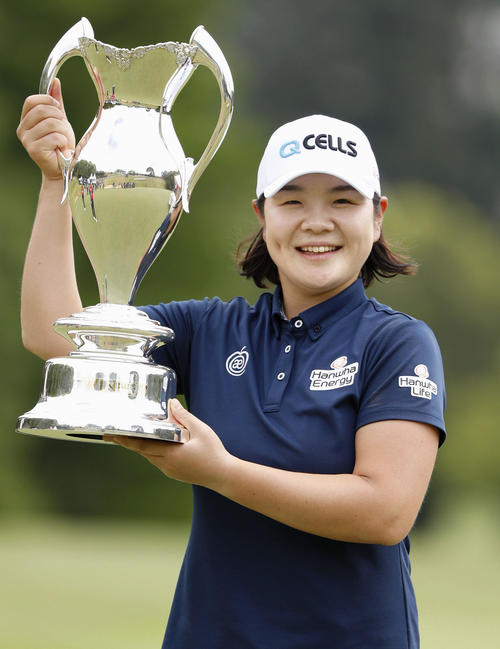 通算10アンダーで優勝し、トロフィーを掲げるイ・ミニョン（共同）