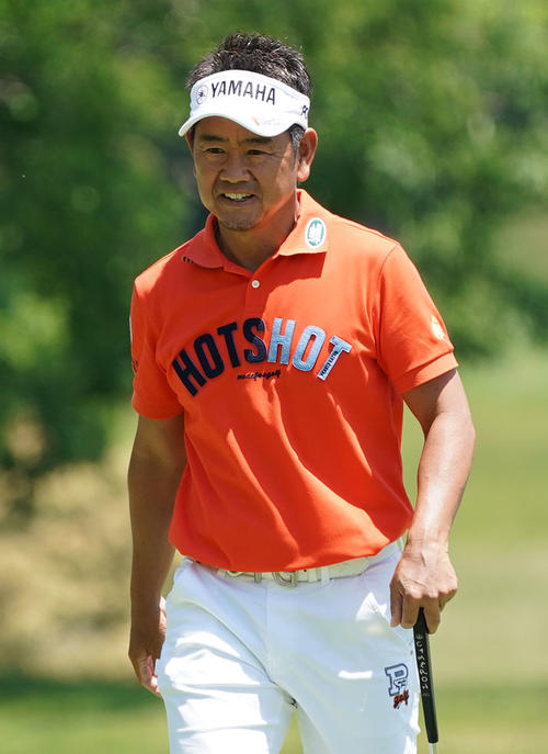 関西オープン初日　4番バーディーパットを決め笑顔を見せる藤田寛之（撮影・奥田泰也）