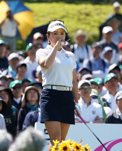 中京テレビ・ブリヂストンレディース2日目　1番、ねらいを定める有村智恵（撮影・森本幸一）