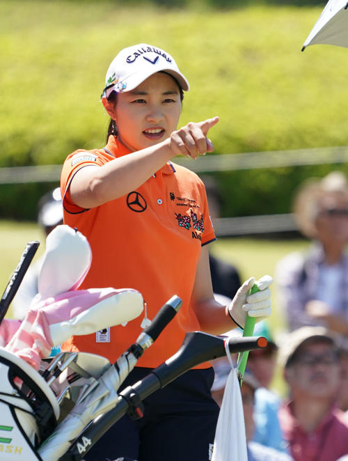 中京テレビ・ブリヂストンレディース2日目　1番、コースを指さす三浦桃香（撮影・森本幸一）