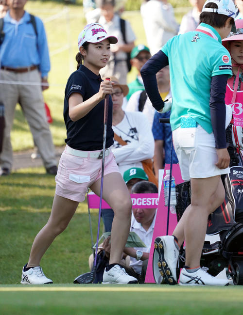 中京テレビ・ブリヂストンレディース2日目　1番、ストレッチをする安田祐香（撮影・森本幸一）