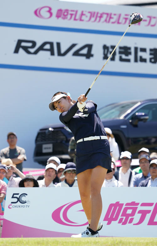 中京テレビ・ブリヂストンレディース2日目　1番、ティーショットを放つ脇元華（撮影・森本幸一）